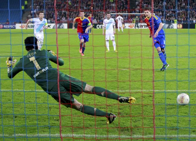 Nessun problema dal dischetto per Schar che spiazza Cech:  il momentaneo 1-1 di Basilea-Chelsea